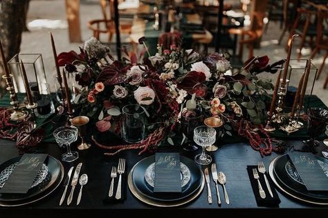 Fairytale Halloween, Dark Academia Wedding, Dark Romantic Wedding, Dark Wedding Theme, Tafel Decor, Viking Wedding, Enchanted Wedding, Goth Wedding, Dark Romantic