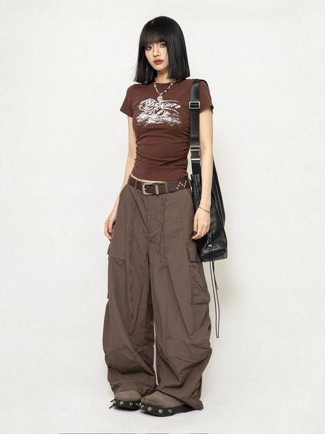 Yk2 New Jeans, Black Strap Top Outfit, Fall Fashion School, Modern Streetwear Women, Plus Size Off Duty Model, Tight Shirts Y2k, Cool Fits Y2k, Emo Streetwear Fashion, Cute Fits Grunge