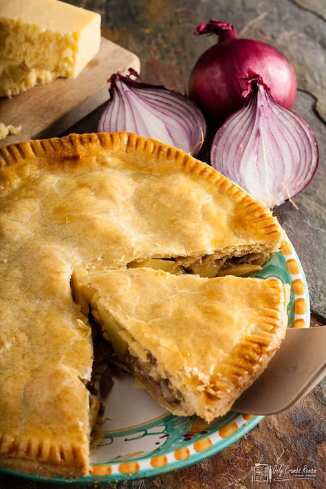 Onion Pie Recipe, Vegetarian Pie Recipes, Cheese And Onion Pie, Vegetable Pot Pies, Hp Sauce, Onion Pie, Cone Crafts, Pork Pie, Potato Pie