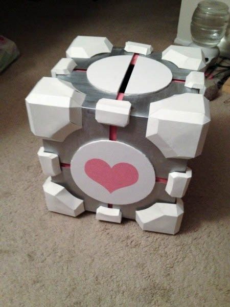 Portal Companion Cube Card Box 7 Lapland Wedding, Geeky Office, Portal Cosplay, Portal Companion Cube, Gold Wedding Table Decorations, Companion Cube, Nerd Wedding, Gaming Gadgets, Valentine Boxes