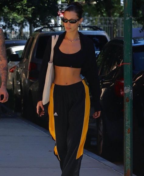 Mrs Bella, Sports Bra Outfit, Bella Hadid Street Style, Bra Outfit, Outfit Street, Bella Hadid Outfits, Estilo Hippie, Bella Hadid Style, Hadid Style