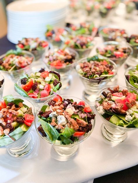 Salads For Weddings Catering, Individual Salad Cups Party Ideas, Individual Salads For Parties, Mini Salads In A Cup, Salad In A Cup, Hoa Ideas, Salad Bowl Ideas, Summer Salad Ideas, Seafood Night