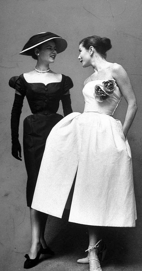 French models Sylvie Hirsch and Bettina in two of Dior's dresses, illustrating his 1951 theory "oval of face, oval of bust, oval of hips", photo by Gordon Parks, Paris, February 1951 Paris Spring Fashion, Couture Dior, Istoria Modei, Dior New Look, Christian Dior Dress, Jacques Fath, Vintage Fashion 1950s, Dior Dress, Dior Vintage