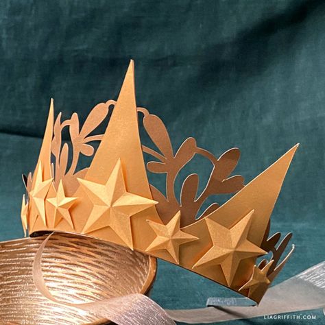 Paper Celestial Crown for New Year's Eve - Lia Griffith Glinda Crown Template, Diy Crown King, Making Crown With Paper, King Crown Diy, Diy Crown Paper, Paper Crown Ideas, Crown Making Ideas, Paper Crown Template, Paper Headpiece