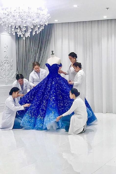 Leaf lace appliqued royal blue to ocean blue ombre designer ball gown with off-the-shoulder sweetheart neckline. Off Shoulder Ball Gown, Quinceanera Dresses Blue, Blue Ball Gowns, Pretty Quinceanera Dresses, Blue Wedding Dresses, Gowns Prom, Ball Gowns Evening, Cute Prom Dresses, Pretty Prom Dresses