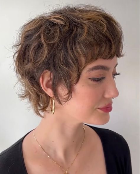 Haircut Tutorials, Feminine Short Hair, Beautiful Short Haircuts, Short Haircuts Ideas, Pixie Mullet, Short Wavy Haircuts, Pixie Haircut Ideas, Curly Pixie Hairstyles, Shaggy Short Hair