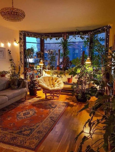 Lots Of Plants, Interior Design Per La Casa, Plant Decor Indoor, Chaise Lounges, House Plants Decor, Aesthetic Rooms, Dream Room Inspiration, Decor Minimalist, Apartment Inspiration