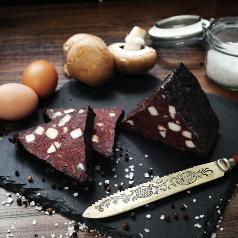 Doreen’s Award Winning Black Pudding - Grid Iron Meat Black Pudding Recipe, Ham Pie, England Food, Oat Meal, Pudding Flavors, Black Pudding, Bbq Meat, Super Food, Diced Chicken