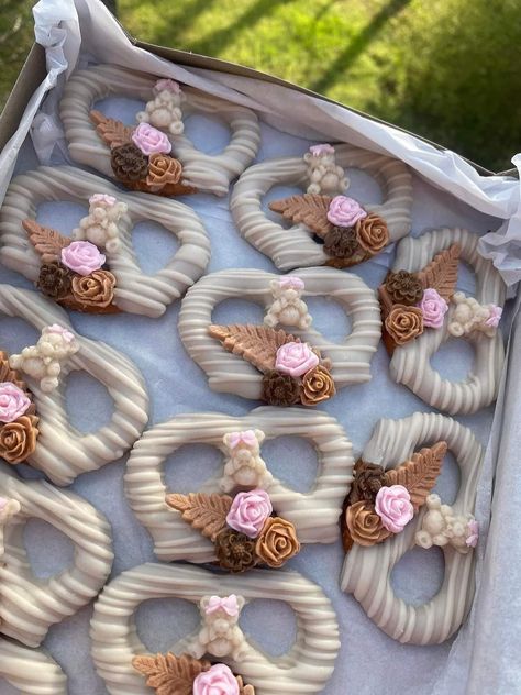 Elegant Pretzel Rods, Boho Chocolate Covered Pretzels, Boho Cakepops, Boho Strawberries, Pink Bautizo, Boho Treats, Stick Pretzels, Pretzel Knots, Elegant Cake Pops