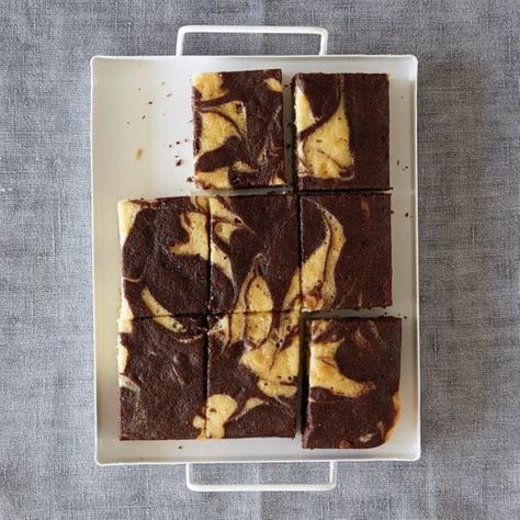 Mary Berry’s vanilla and chocolate marble traybake. Mary Berry Tray Bakes, Quick And Easy Cake Recipes, Mary Berry Cakes, Traybake Cake, Mary Berry Recipe, Marble Cake Recipes, Cake Rolls, Tray Bake Recipes, Vanilla Cheesecake