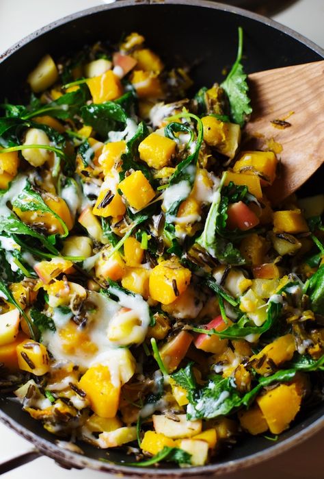 Harvest Wild Rice Skillet: a 30-minute vegetarian dinner featuring the best foods of fall. 230 calories. | pinchofyum.com..with wild rice, butternut squash, kale and provolone. Dinner No Meat, Wild Rice Skillet, Pinch Of Yum, Rice Skillet, No Meat, Wild Rice, Vegetarian Dinner, Meatless Meals, Quick Dinner