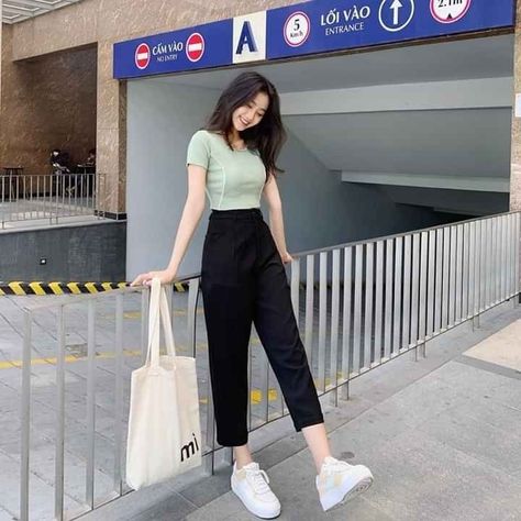 Mode Ulzzang, Outfit Korean Style, Korean Outfit Street Styles, Casual College Outfits, Korean Casual Outfits, Foto Tips, Casual Day Outfits, Elegante Casual, Foto Poses