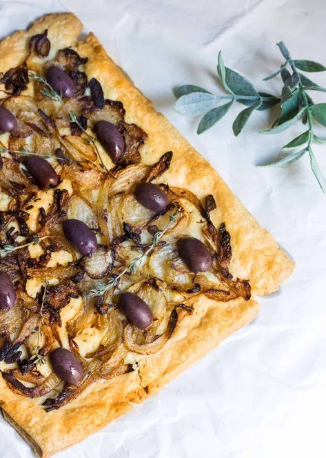 Pissaladière (French Pizza with Anchovies) - Mon Petit Four Anchovy Pizza Recipe, Pissaladiere Recipe, Galette Recipe Savory, Anchovy Pizza, French Vegetarian Recipes, French Pizza, Mushroom Tart, French Tart, Onion Tart