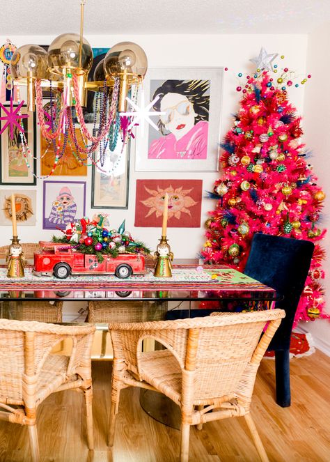 Hot pink Christmas tree in the corner of the dining room Christmas Eclectic, Eclectic Christmas Trees, Eclectic Christmas Decor, Hosting Christmas Dinner, Boho Christmas Tree, Boho Christmas Decor, Retro Christmas Decorations, Bohemian Christmas, Holiday Home Tour