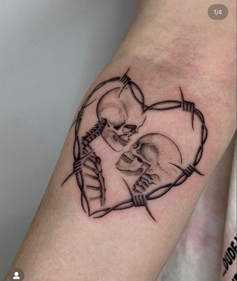 Tato Jari, Herz Tattoo, Skeleton Tattoos, Tattoos For Lovers, Creepy Tattoos, Matching Couple Tattoos, Black Ink Tattoos, Skull Tattoos, Barbed Wire