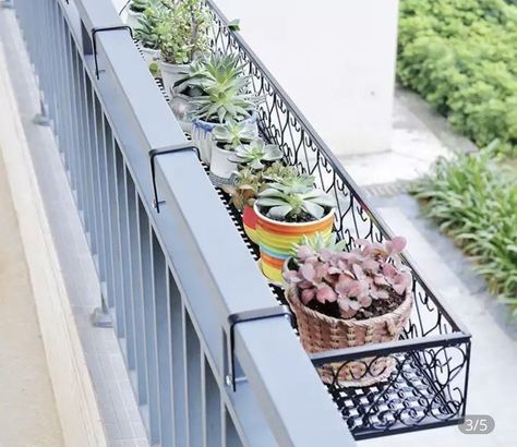 Small Apartment Balcony Ideas, Balcony Decor Ideas, Balkon Decor, Balcony Grill, Balcony Grill Design, Terrace Decor, Small Balcony Garden, Plastic Recycling, Small Balcony Design