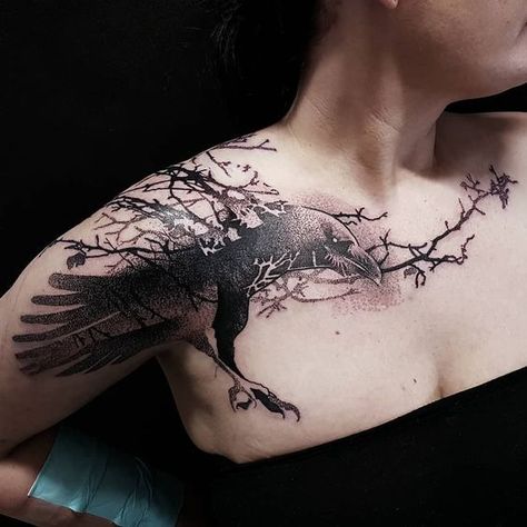 Raven Chest Tattoo, Raven Tattoos, Crow Tattoos, Tattoo Main, Rabe Tattoo, Crow Tattoo Design, Dibujos Tattoo, Herz Tattoo, Bone Tattoos