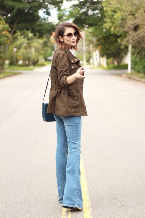 {Como Usar} Parka Militar - Look 1 - #trabalho Bell Bottom Pants, Parka Jacket, Flared Jeans, Winter Casual, Moda Fashion, Long Coat, Wide Leg Jeans, Bell Bottoms, Hijab Fashion