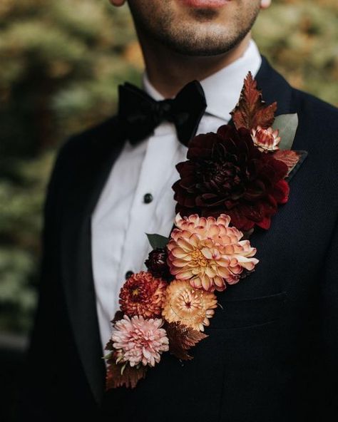 Lapel Flower Wedding, Modern Groom, Lapel Flower, Wedding Traditions, Groom Boutonniere, Victorian Wedding, Boutonniere Wedding, Outdoor Wedding Decorations, Cute Wedding Ideas