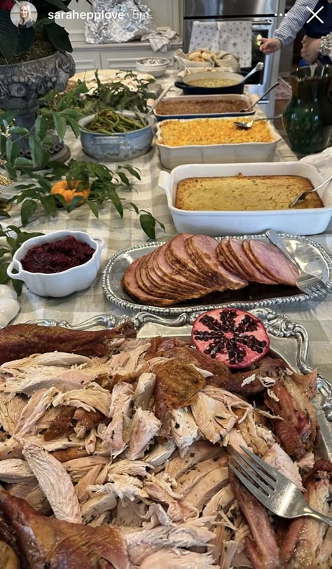 Thanksgiving Set Up Ideas, Holiday Foods Christmas Dinner, Brown Thanksgiving Table, Christmas Food Layout, Aesthetic Thanksgiving Food, Thanksgiving Decorations Aesthetic, Friendsgiving Aesthetic Food, Thanksgiving Food Setup, Friendsgiving Hosting Ideas