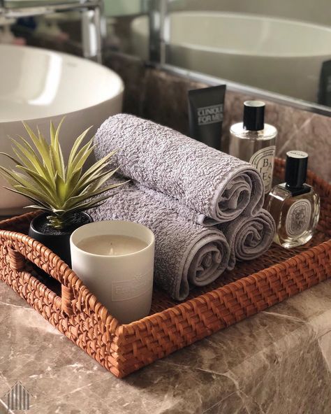 There are simple ways to spruce up your bathroom! Neatly rolled up towels styled with candles and aroma scents really do the trick! Floating Vanities, Guest Bathroom Towels, Bathroom Fans, Glamour Interiors, Gothic Glamour, Freestanding Bathtubs, Toilet Seat Covers, Bathroom Counter Decor, Bathroom Towel Decor