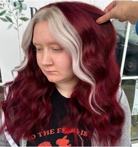 Red Hair With White Front Pieces, Red Hair White Streak, White And Red Hair Aesthetic, Red And White Split Dye Hair, Red And White Hair Color, Red And Platinum Hair, Black And Red Split Dye Short Hair, Red And White Hair, Blurry Face