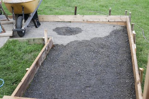 Diy Cement Pathway, Concrete Walkway Around House, Diy Concrete Sidewalk, Dry Pour Concrete Walkway, How To Pour Concrete Slab, Diy Outdoor Walkway, Cement Walkway Ideas, Concrete Footpath, Diy Concrete Walkway