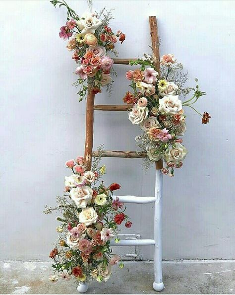 Floral Ladder, Ladder Wedding, Dekoratívne Vence, Vintage Ladder, Deco Champetre, Rustic Wedding Decorations, نباتات منزلية, Love Feeling, Spring Decorations