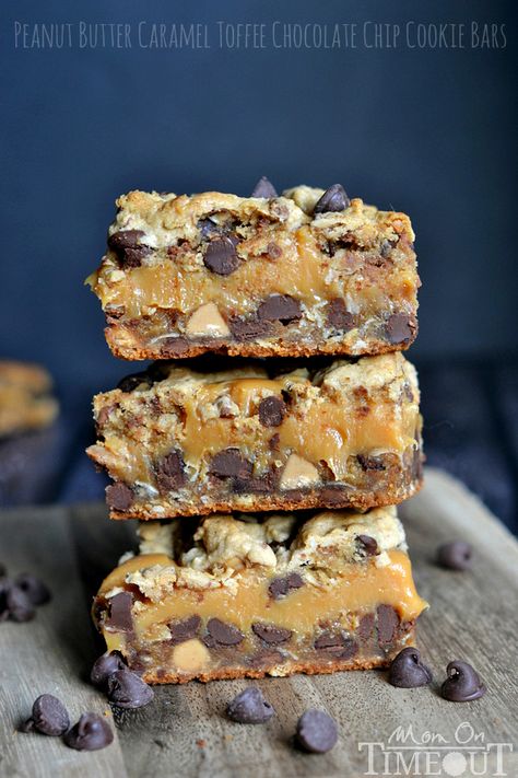 Peanut Butter Caramel Toffee Chocolate Chip Cookie Bars - Mom On Timeout Toffee Dessert Recipes, Toffee Dessert, Bars Dessert, Peanut Butter Caramel, Toffee Chocolate, Butter Caramel, Caramel Toffee, Dessert Bar Recipe, Recipes Chocolate