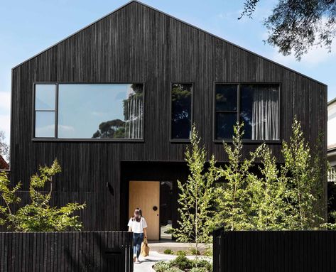 A modern barn-inspired family home in Camberwell | Inside Out Burnt Timber, Modern Barn House, Urban Barn, Biophilic Design, Timber Cladding, Casa Exterior, Modern Barn, Futurism, Barn Style