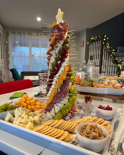 Corey Beal Sr. - A Christmas charcu-TREE🎄 Charcuterie Christmas Tree, Appetizer Tree, Charcuterie Tree, Christmas Tree Veggie Tray, Charcuterie Christmas, Christmas Veggie Tray, Charcuterie Food, Granny Christmas, Christmas Luncheon