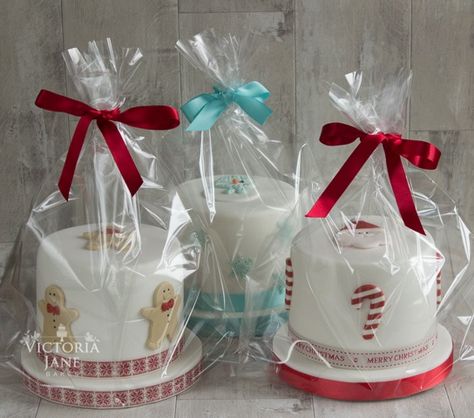 Christmas Cake Stall Ideas, Christmas Treat Boxes Ideas Cakes, Mini Xmas Cakes, Christmas Cake Packaging Ideas, Cake Wrapping Ideas, Philosophy Christmas, Mini Loaf Cakes, Mini Christmas Cakes, Christmas Bakes