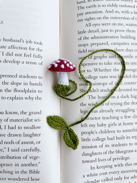 Hadiah Diy, Crochet Bookmark Pattern, Crochet Bookmark, Crochet Mushroom, Crochet Business, Crochet Bookmarks, Pola Sulam, Fun Crochet Projects, Budget Diy