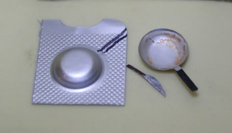 Foil pill packaging for frying pan. مشروعات العلوم, Doll Furniture Diy, Diy Barbie Furniture, Doll House Plans, Mini Doll House, Doll House Crafts, Dollhouse Miniatures Diy, Diy Bricolage, Seni Origami