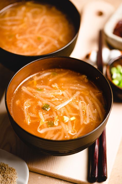 Bean Sprout Soup, Korean Soup Recipes, Spicy Vegetable Soup, Sprout Soup, Dinner Soup Recipes, Bean Sprout Recipes, Soup Simple, Bean Sprout, Spicy Soup