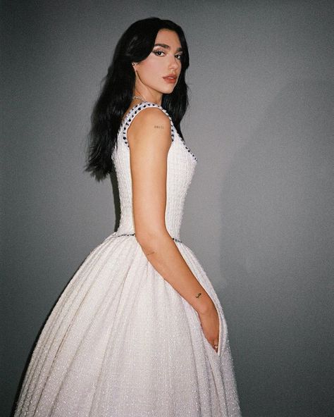 ❦ on Twitter: "dua lipa in chanel fall/winter 1992 couture https://t.co/gPCxJkFiqS" / Twitter Dua Lipa Met Gala, Met Gala Outfits, Met Gala Dresses, Gala Dresses, Dua Lipa, Famous Women, Hollywood Celebrities, Red Carpet Looks, Hungary