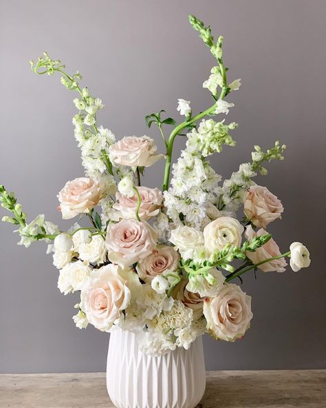 White Rose Floral Arrangements, Quicksand Rose Wedding, Minimal Wedding Flowers, Blush Floral Arrangements, Blush Roses Wedding, Quicksand Rose, Shower Flowers, Blush Floral Wedding, Gatsby Wedding Theme