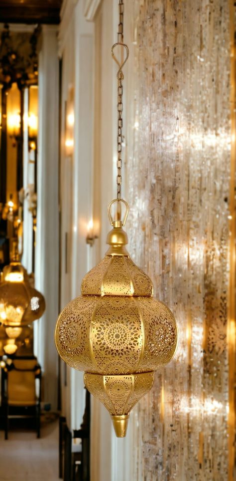 Lanterne marocaine vintage turque d'aspect antique, lanterne de plafond dorée, lampes suspendues, lampe suspendue arabe orientale - Etsy Canada Home Lanterns, Lantern Gift, Moroccan Lamp, Graduation Project, Hanging Light Fixtures, Antique Lamps, Hanging Lanterns, Decor Items, Ceiling Light Fixtures