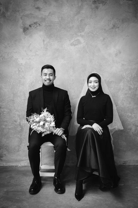 Prawedding Konsep Hijab, Prewedding Ideas Casual Hijab Studio, Prewed Studio Hijab, Prewed Studio Casual, Prewedding Ideas Casual Hijab, Prewed Casual, Post Wedding Photoshoot, Prewed Studio, Pre Wedding Photoshoot Theme