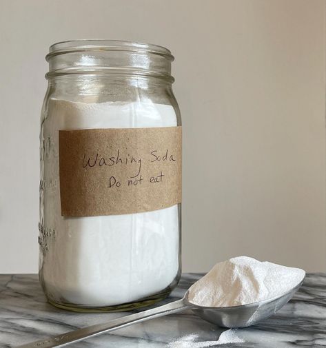 Do you want to make your own cleaning products but can't find washing soda? Easily transform baking soda into washing soda in the oven. Benefits Of Baking Soda, Low Thyroid Remedies, Diy Shampoo Recipe, Baking Soda For Hair, Baking Soda Benefits, Clean Baking, Diy Shampoo, Washing Soda, Baking Soda Uses