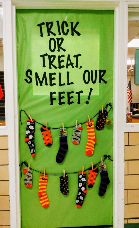 Cat Halloween Decorations, Halloween Door Decorations Classroom, Porta Halloween, Halloween Ideias, Diy Halloween Door Decorations, Halloween Decoration Party, Halloween Classroom Door, Halloween Classroom Decorations, Pfp Halloween