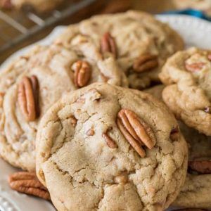 Butter Pecan Cookies - The Recipe Critic Thanksgiving Desserts Apple, Thanksgiving Desserts Pie, Desserts Pie, Easy Thanksgiving Dessert Recipes, Pecan Cookie, Gluten Free Pecan, Thanksgiving Desserts Kids, Recipe Thanksgiving, Cookie Recipes Chewy