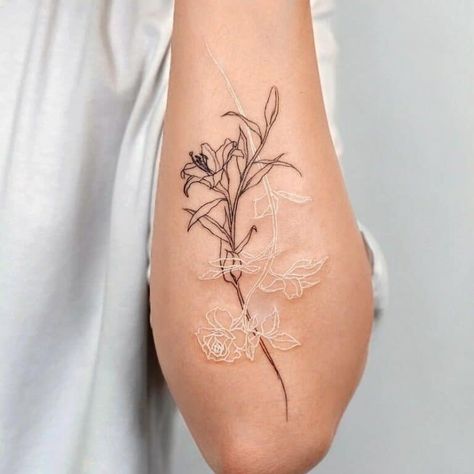 Botanisches Tattoo, Small Wave Tattoo, Tattoo Artists Near Me, Delicate Tattoo, Lily Tattoo, Line Tattoo, Line Work Tattoo, White Tattoo, 문신 디자인