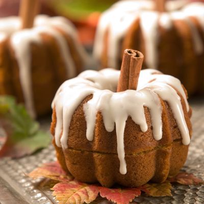 Pumpkin Patch Party Cakes Pumpkin Bundt, Patch Party, Pumpkin Patch Party, Pastel Cupcakes, Mini Bundt Cakes, Zucca Halloween, Pumpkin Pecan, Bundt Cakes, Halloween Cupcakes