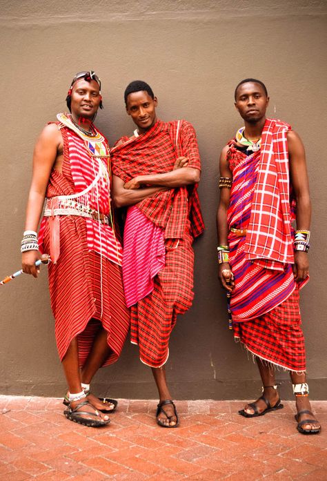 Traditional Kenyan Masai outfits Afrikaanse Kunst, African People, Mode Boho, African Textiles, We Are The World, Maasai, Outfit Trends, African Men, Men Clothes