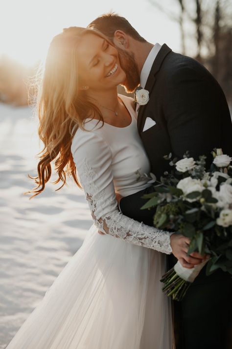 Winter Sunsets are everything! Winter Wedding Photography Outdoor, Winter Wedding Outdoor Photos, Wedding Winter Photography, Winter Wedding Couple Photos, Snowy Wedding Photos, Wedding Photo Ideas Winter, Wedding Snow Pictures, Wedding Photography Winter, December Wedding Photos