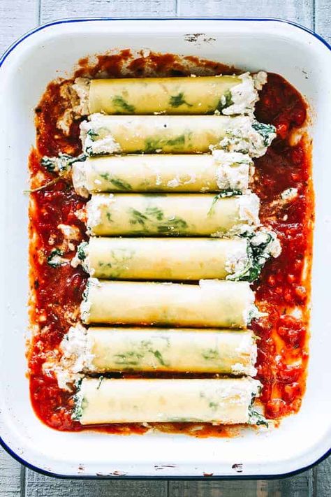 Cannelloni pasta tubes packed with a cheesy ricotta & chicken filling, topped with a creamy tomato sauce. Simple, super easy to make, and SO tasty! #cannelloni #pasta Chicken Cannelloni, Ricotta Chicken, Caneloni Recipe, Cannelloni Pasta, Ricotta Stuffed Chicken, Easy Steak Fajitas, Ricotta Spinach, Cannelloni Recipes, Manicotti Recipe