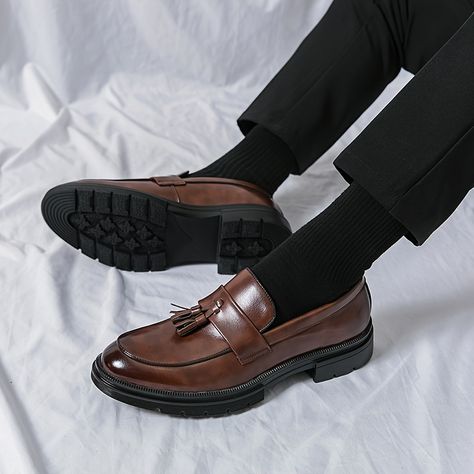 Faster shipping. Better service Mens Tassel Loafers, Slip On Dress Shoes, Comfortable Walking Shoes, Smart Casual Style, Casual Leather Shoes, Elegante Casual, Men's Korean Style, Tassel Loafers, Penny Loafer