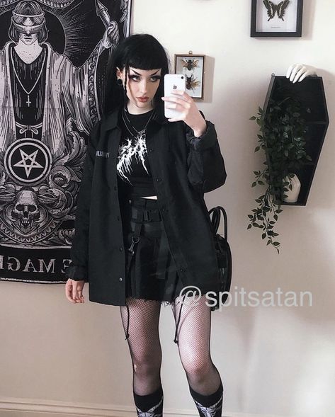 Goth Theme Park Outfit, Trendy Goth Outfits, Adult Alternative Fashion, Work Goth Outfits, Alt Date Night Outfit, Goth Date Night Outfit, Soft Gothic Outfits, Goth Date Outfit, Rock Show Outfit