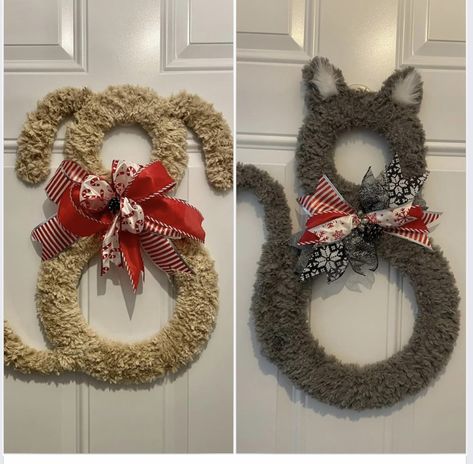 Dog Wreaths For Front Door Diy, Dog Theme Christmas Tree, Dog Christmas Wreath, Crochet Wreaths, Pet Crafts, Cat Wreath, Dog Craft, Kennel Ideas, Picture Frame Wreath